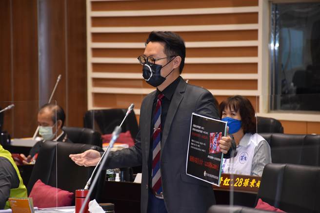 民進黨團總召陳光軒公布閉門協商內容，被國民黨團認為嚴重破壞議事和諧默契。（謝明俊攝）