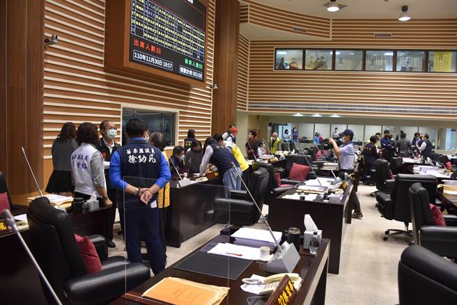 朝野陣營在中場休息時間，研擬最後攻防策略。（謝明俊攝）