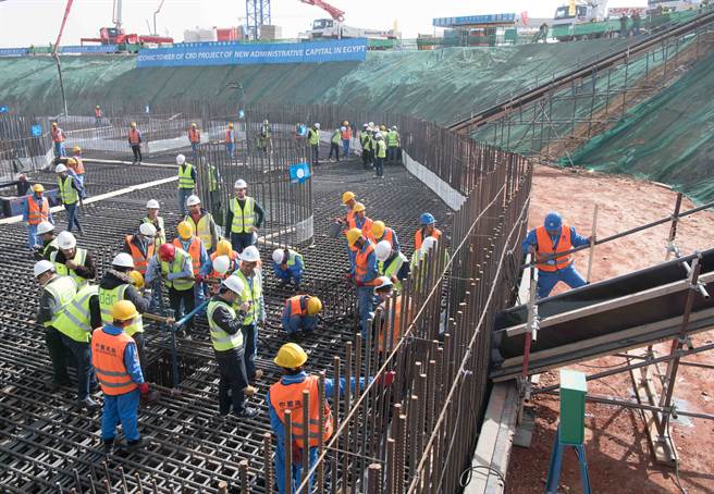 北京以市场利率或接近市场利率的数字，大量进行美元或欧元贷款；或在合约中要求海外借款人，自大陆採购钢铁或水泥；或要求借款人出口自然资源到中国大陆，所得用于担保与偿还一带一路的欠款。图为一带一路在埃及进行建设工程。(图/新华社)