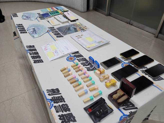 警方查扣手机、本票、支票、笔记本、人头身分证、公司设立登记暨公司大小章、存折、现金数十万元等赃证物。(林郁平摄)