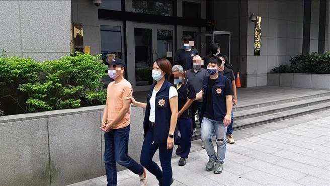 警方将方姓男子等8嫌逮捕送办。(翻摄照片／林郁平台北传真）