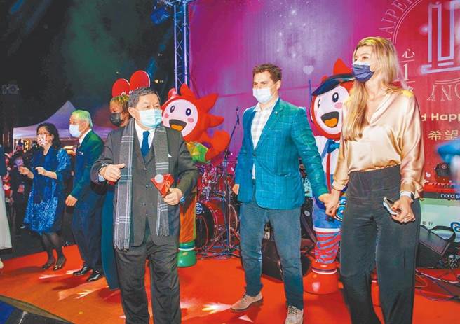 远东集团董事长徐旭东(左前1)投书平面媒体表达对两岸关系、台湾经济缺乏未来布局忧心，经济部回应，台湾政府不会强迫企业做政治表态。(资料照)