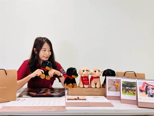 高雄消防搜救犬在火場中是「神隊友」，專業又可愛模樣成了月曆主角，。 （高雄市消防局提供／洪靖宜高雄傳真）