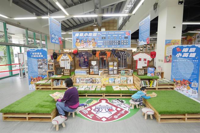 新竹县政府文化局图书馆即日起展出棒球主题书展，结合运动与阅读，将举办讲座、影展等，丰富民眾视野。（庄旻静摄）