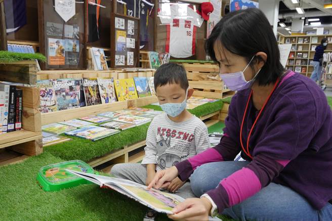 新竹縣政府文化局圖書館即日起展出棒球主題書展，結合運動與閱讀，將舉辦講座、影展等，豐富民眾視野。（莊旻靜攝）