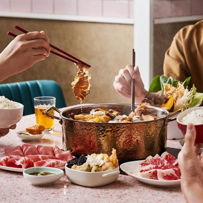 為力抗通膨，饗賓餐旅集團宣布攜手蝦皮購物舉辦「12.12狂歡生日慶」優惠四重送活動，四大品牌饗好味享優惠再抽饗饗、旭集貴賓券。圖／饗賓餐旅提供
