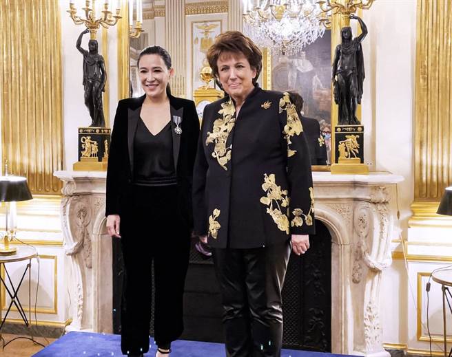 赵心绮获颁法国艺术文学骑士勋章，授勛典礼在法国文化部所在地「巴黎皇家宫殿」举行，由文化部长巴舍洛亲自主持。（Cindy Chao提供）