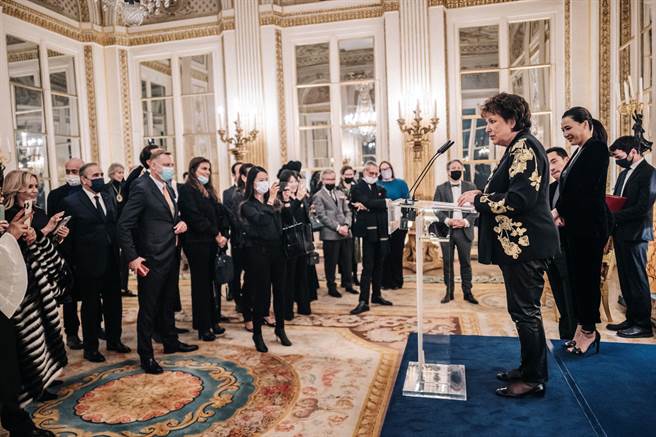 赵心绮获颁法国艺术文学骑士勋章，授勛典礼在法国文化部所在地「巴黎皇家宫殿」举行，由文化部长巴舍洛亲自主持。（Cindy Chao提供）