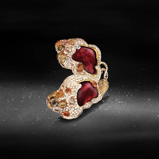 赵心绮Cindy Chao大师系列首件年度蝴蝶珠宝作品《红宝石侧飞蝴蝶》，成为巴黎装饰艺术博物馆馆藏。（Cindy Chao提供）