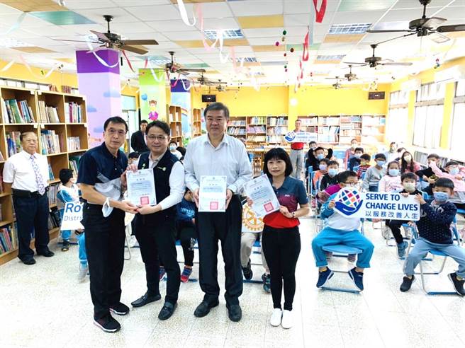国际扶轮社南投社、竹山社及南岗社友，与信义乡爱国国小学童交流。（南投扶轮社提供／廖志晃南投传真）