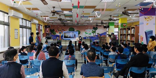 国际扶轮社南投社、竹山社及南岗社友，与信义乡爱国国小学童交流。（南投扶轮社提供／廖志晃南投传真）