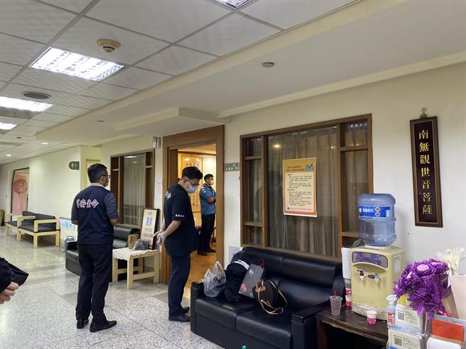 嘉义地检署检察官今天下午前往大林慈济医院相验，因家属质疑与疫苗不良反应有关，将于12月3日解剖厘清死因。（张亦惠摄）