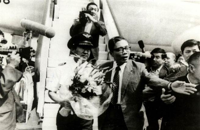 1986年５月３日王錫爵駕華航747貨機叛逃至大陸廣州白雲機場，之後手捧花抵北京機場。（美聯社）
