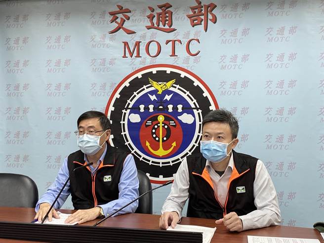 高速公路局副局长廖肇昌（左）表示，国内疫情警戒降为2级后，预计元旦连假期间将有大量跨年及旅游旅次。（陈佑诚摄）