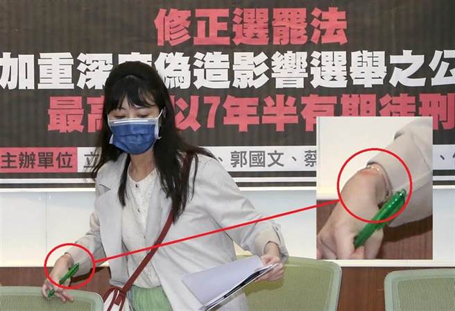 民進黨立委高嘉瑜（見圖）驚傳本月11日遭男友林秉樞家暴，期間遭到痛毆、鎖喉、拖行導致右臉、頭部、四肢多處挫傷，還限制其行動。事發後高嘉瑜22日在立院舉行記者會，手腕可見紅腫瘀青。（趙雙傑攝）
