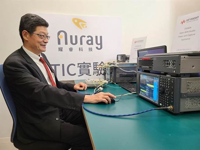 耀登集團董事長張玉斌在子公司耀睿實驗室示範操作OTIC 測試。圖／耀登提供
