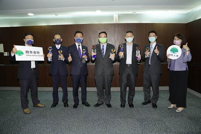 金管会于今(30)日举办「110年度保险竞赛」颁奖表扬典礼，其中国泰人寿及国泰产险共获得八项大奖。(国泰提供)