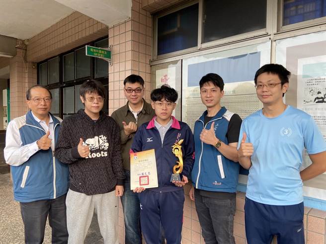 基隆市私立二信高中电机科学生吴培恺（右三）勇夺电脑修护类金手奖全国第一。（基隆二信高中提供／陈彩玲基隆传真）