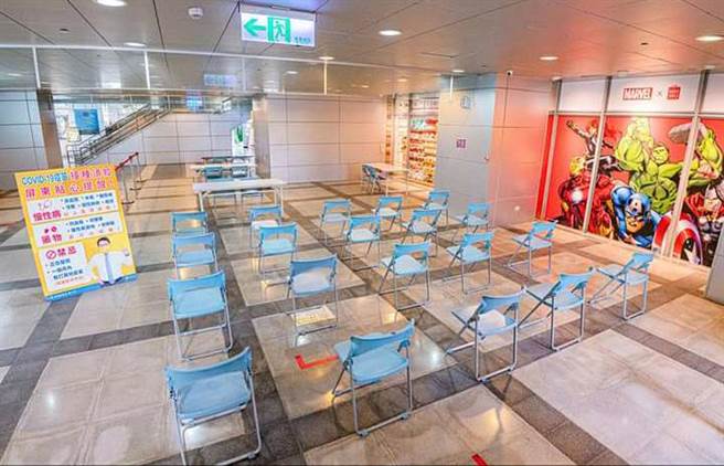 為提高新冠疫苗施打率，屏縣府在屏東火車站增設施打站。(摘自屏東縣長潘孟安臉書)