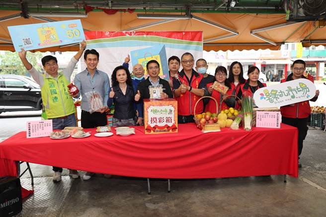 宜蘭市綠九市場入選「經濟部加碼市場大禮包周周抽獎」活動，市公所與綠九市場合作，讓消費滿額的民眾能參加綠九經典大禮盒抽獎。（宜蘭市公所提供／李忠一宜蘭傳真）