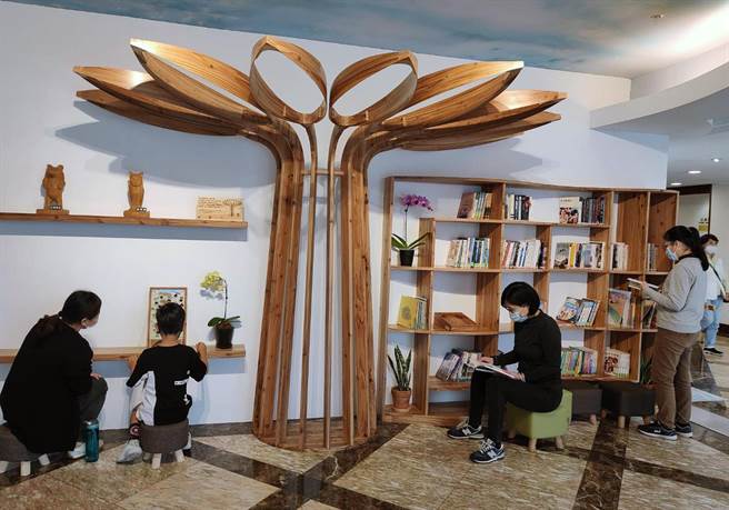 台东林管处与知本温泉区的饭店合作，把国产材制品放进饭店大厅，颇受游客喜爱。（庄哲权