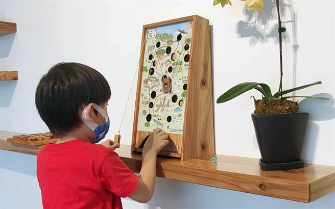 台东林管处与知本温泉区的饭店合作，把国产材制品放进饭店大厅，颇受游客喜爱。（庄哲权