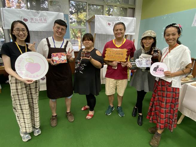 嘉易创创育中心打造「美印桃城」品牌群聚力，揪集在地青创业者办快闪体验。（廖素慧摄）