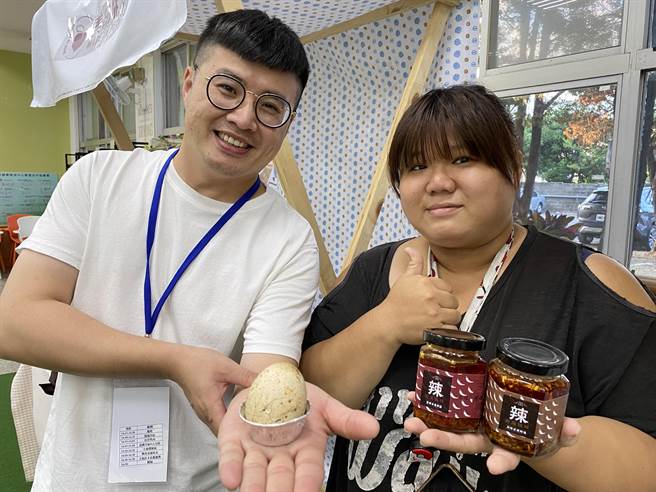 许秦蓉（右）开发创新产品辣油、麻辣茶叶蛋。（廖素慧摄）