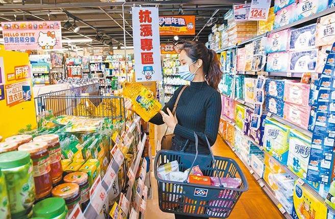 财政部长苏建荣今日表示，为平抑物价，将自明(12月1日)起机动调降小麦、牛肉、水泥以及汽、柴油的进口关税或货物税，为期4个月至明(2022)年3月底，税损预估新台币63.57亿元。（本报资料照）