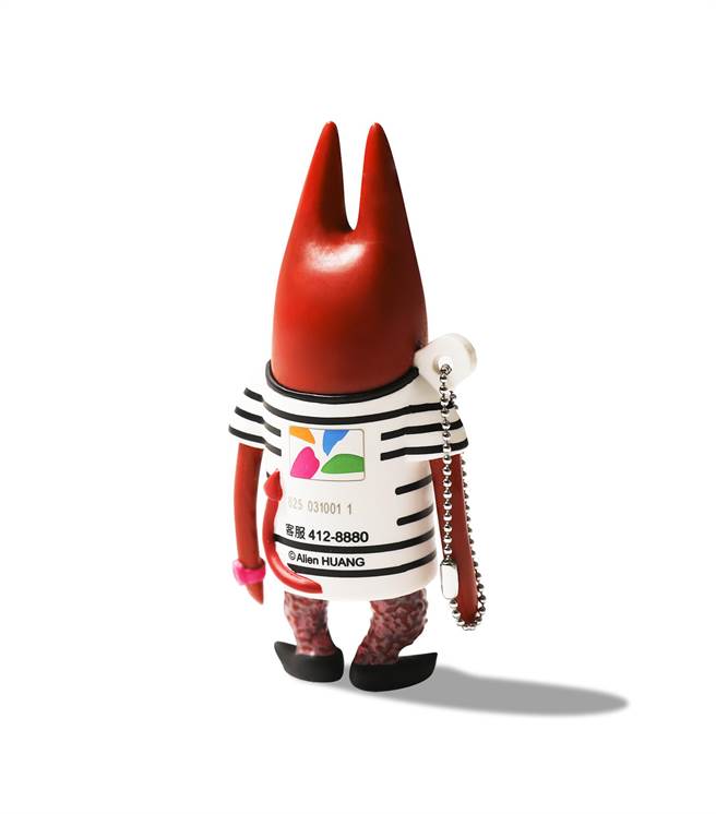 小鬼生前设计的虚拟角色公仔「Alien666」先前与悠游卡公司合作，选在冥诞这天推出人物全立体的悠游卡。（柯宗纬翻摄）