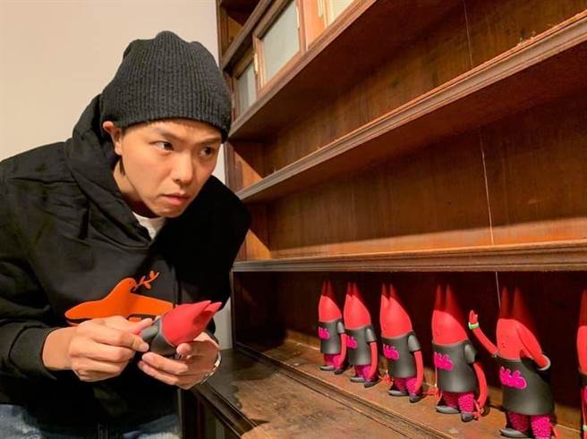 小鬼生前设计的虚拟角色公仔「Alien666」先前与悠游卡公司合作，选在冥诞这天推出人物全立体的悠游卡。（柯宗纬翻摄）