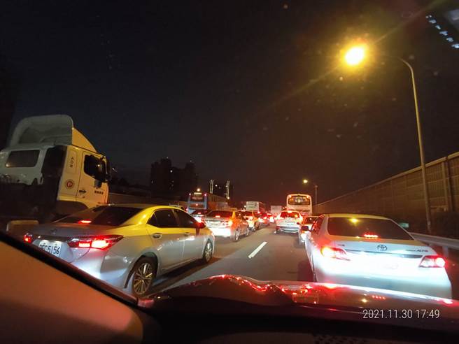 国道一号北上鼎金路段30日晚间5时许发生车祸，截至晚间6时20分许后方车流仍严重回堵。（图／记者爆料网）