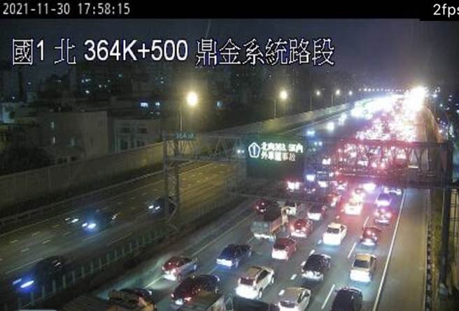 国1北上鼎金段30日晚间发生车祸，适逢下班时段，车流严重回堵。（图／翻摄高公局）