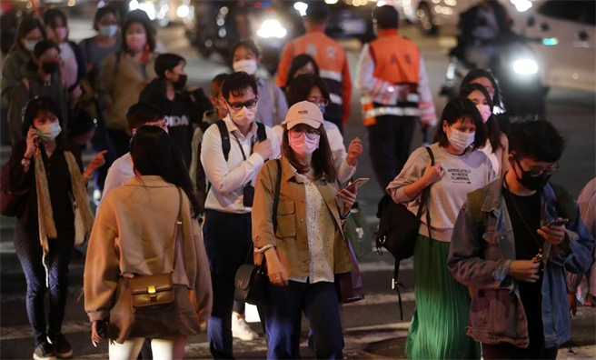 冷气团南下，今(30日)晚起气温骤降，而且越晚越冷，夜晚及清晨低温恐掉到10度以下。(资料照/刘宗龙摄)
