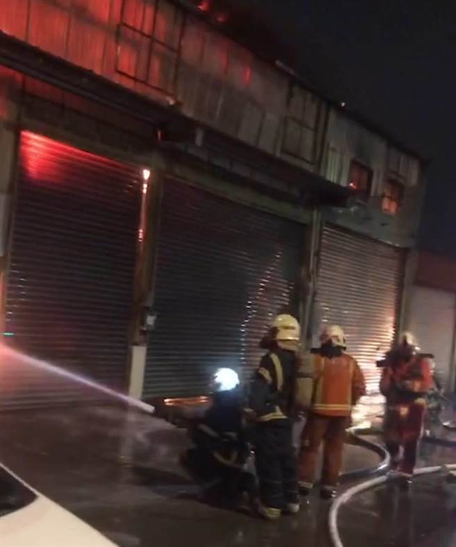 桃园市大园区1处铁皮工厂传出火警，目前消防分队已出动抢救中。（消防局提供／陈梦茹桃园传真）