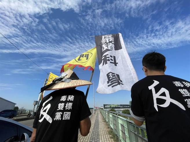 秋鬥行腳團今日從沙鹿火車站出發，舉旗宣傳「反萊豬、護藻礁」公投議題。（秋鬥行腳團提供／陳淑娥台中傳真）