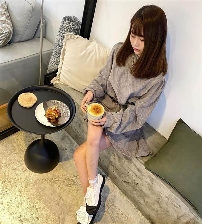 徐薇涵分享最近很红的拍照方式，但认为腿被拍短了。（图／翻摄自IG）