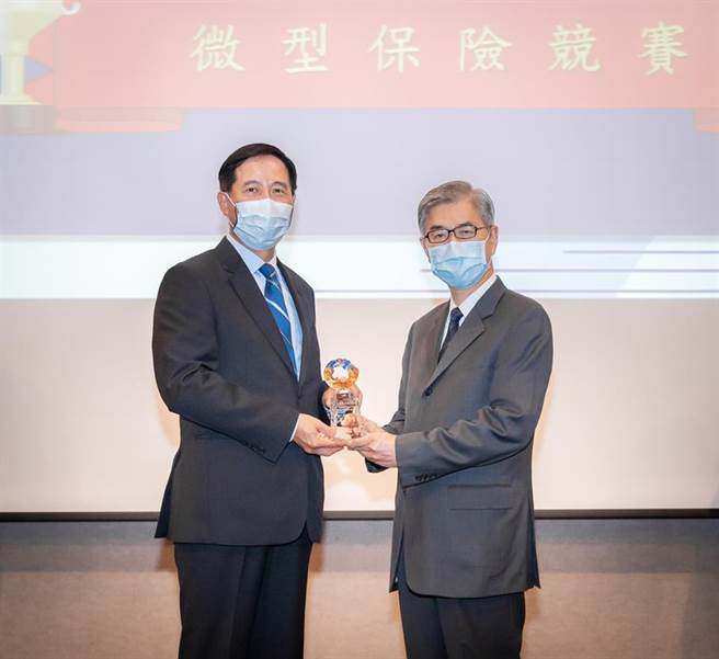 （台湾人寿勇夺「2021年度保险竞赛奖」三项大奖肯定，由金管会主任委员黄天牧（右）颁奖给台寿总经理庄中庆（左）。图／台湾人寿提供）
