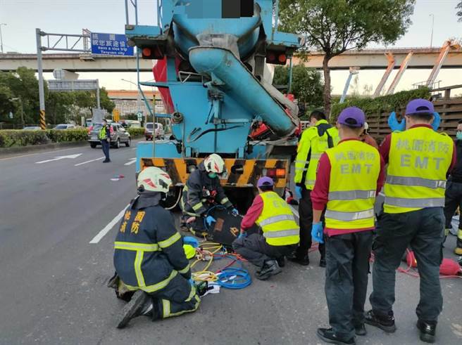 龜山區6旬婦人昨天在水泥車前停等紅燈，疑陷入視線死角，遭追撞後當場被輾壓亡。(翻攝照片／蔡依珍桃園傳真)