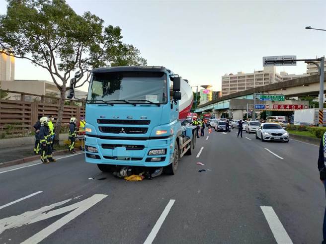 龜山區6旬婦人昨天在水泥車前停等紅燈，疑陷入視線死角，遭追撞後當場被輾壓亡。(翻攝照片／蔡依珍桃園傳真)