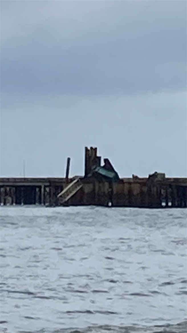 藻礁公投推动联盟30日接获钓客反应，工程车疑似作业不慎倾斜卡在桥边。（徐姓钓客提供／陈梦茹桃园传真）