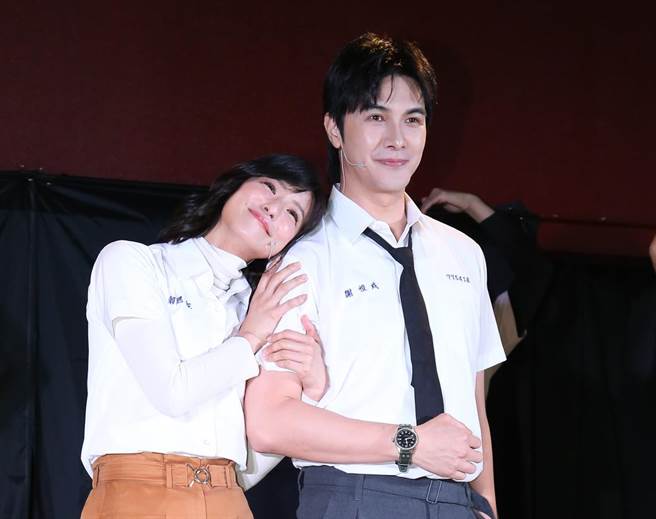 赖雅妍、谢佳见在《同学会！同鞋~》演情侣。（陈俊吉摄）