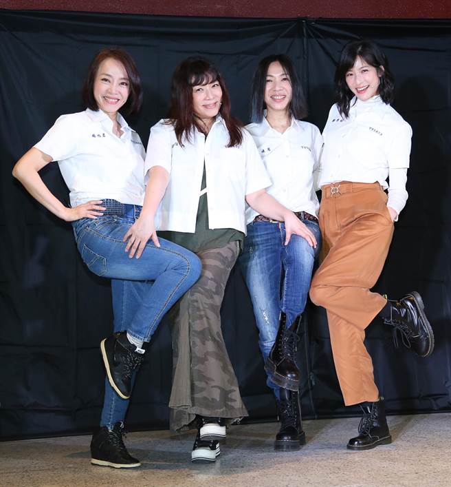 范瑞君、赵咏华、万芳、赖雅妍合作《同学会！同鞋~》。（陈俊吉摄）