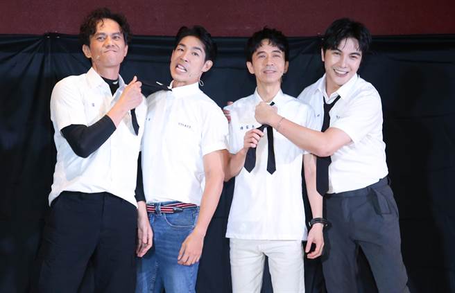 凯尔、蓝钧天、光良、谢佳见合作《同学会！同鞋~》。（陈俊吉摄）