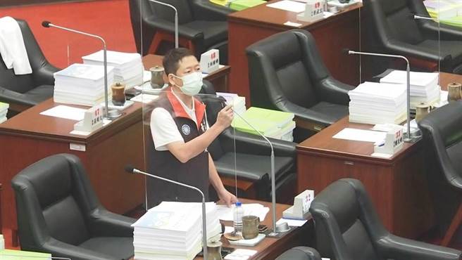 高雄巿議員黃紹庭在巿議會質詢。（曹明正攝）