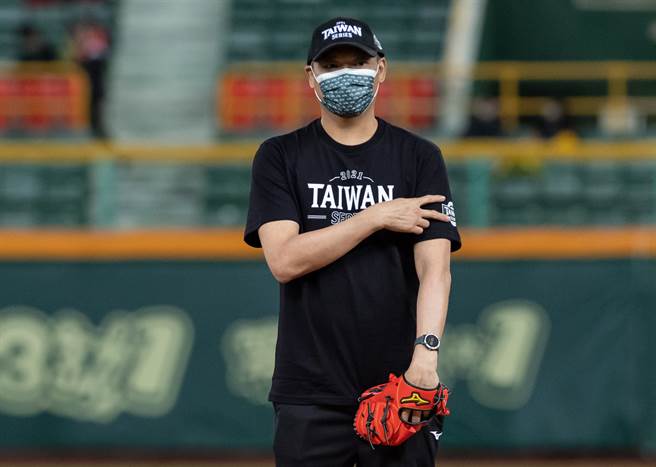 「抗癌斗士」名球评潘忠韦担任台湾大赛G3赛前开球嘉宾。（统一狮提供）