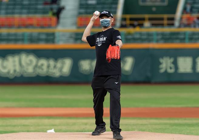 潘忠韦担任台湾大赛G3开球嘉宾。（统一狮提供）