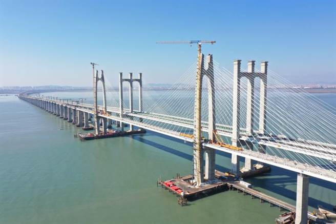 大陆首座跨海高速铁路桥──福厦高铁泉州湾跨海大桥──已全线贯通，向福厦高铁2023年通车目标又迈进一步。（图／人民网）