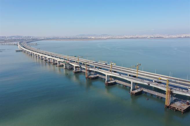 大陆首条跨海高铁——新建福厦铁路泉州湾跨海大桥全桥贯通，标志着福厦铁路建设进入最后衝刺期。（图／新华社）