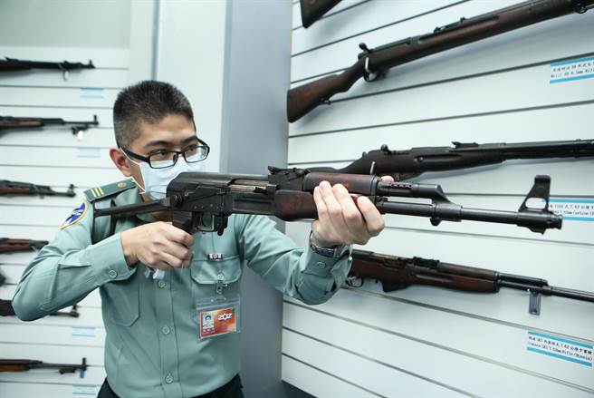由前苏联国家英雄-卡拉许尼可夫设计号称「枪中之王」-AK47，在越战之后各种战争几乎可见其身影，为全世界生产最多的步枪。 (陈怡诚摄)